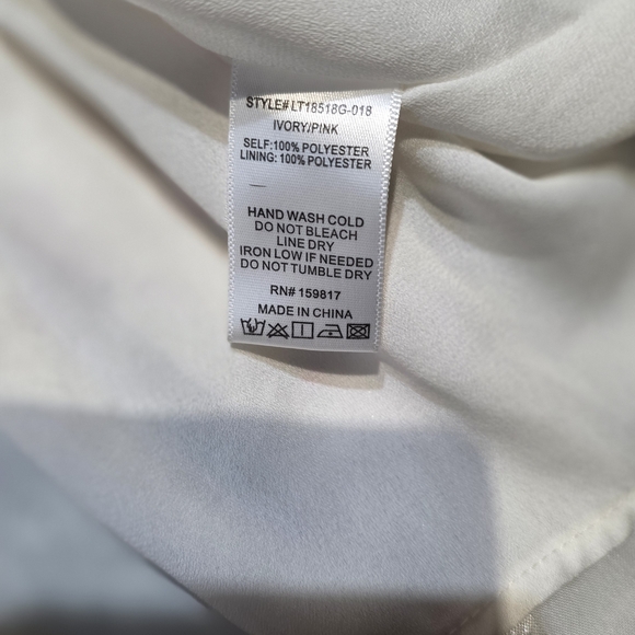 Altar'd State Pink Floral Smocked Blouse Zize Medium EUC PTP 17 Length 13 1/2 - Picture 4 of 4